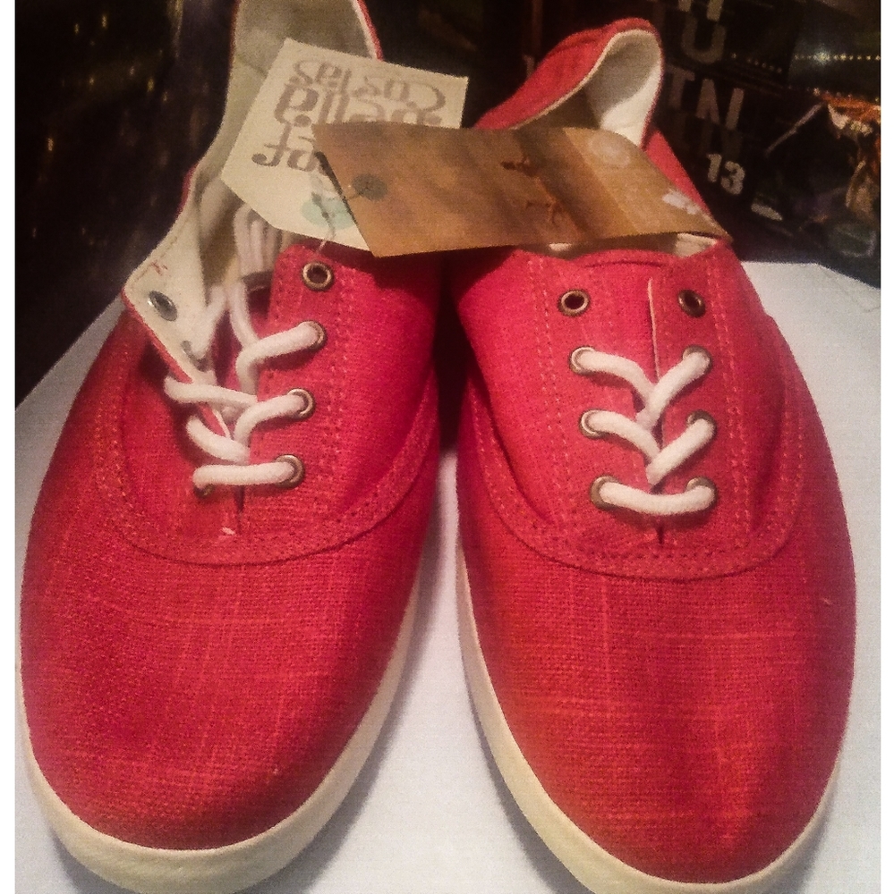 Reef Red Canvas Low-Top Sneakers